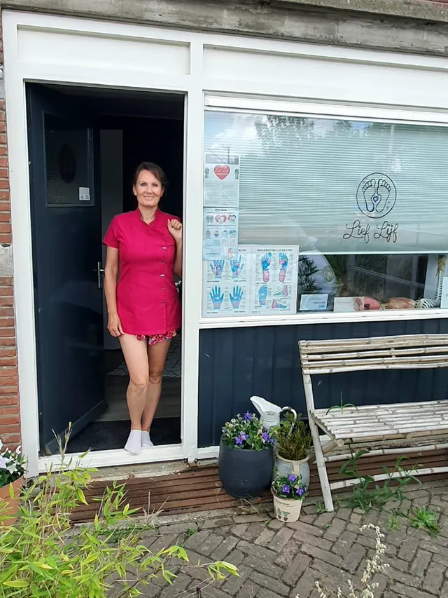 Patricia de Beer in de deuropening van haar praktijk.